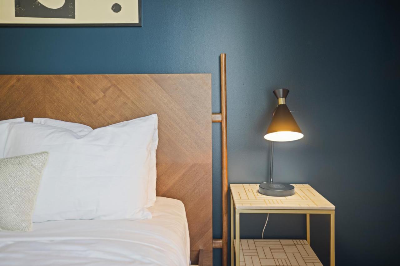 Placemakr Premier Sobro ناشفيل المظهر الخارجي الصورة A lamp on a nightstand