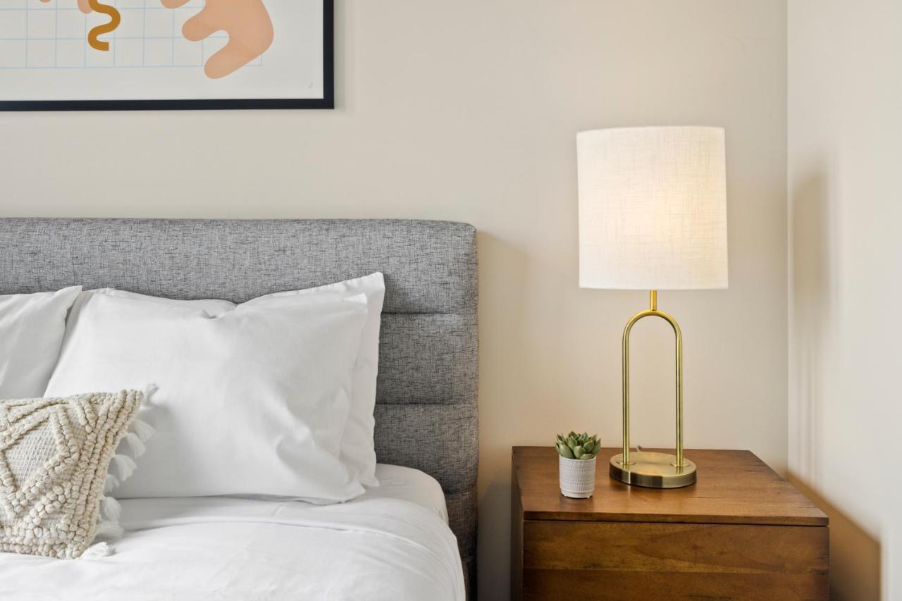 Placemakr Premier Sobro ناشفيل المظهر الخارجي الصورة A lamp on a nightstand