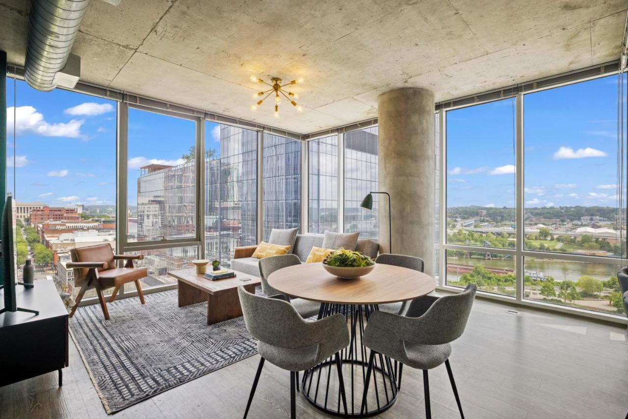 Placemakr Premier Sobro ناشفيل المظهر الخارجي الصورة A staged living room at the 1001 Cooper