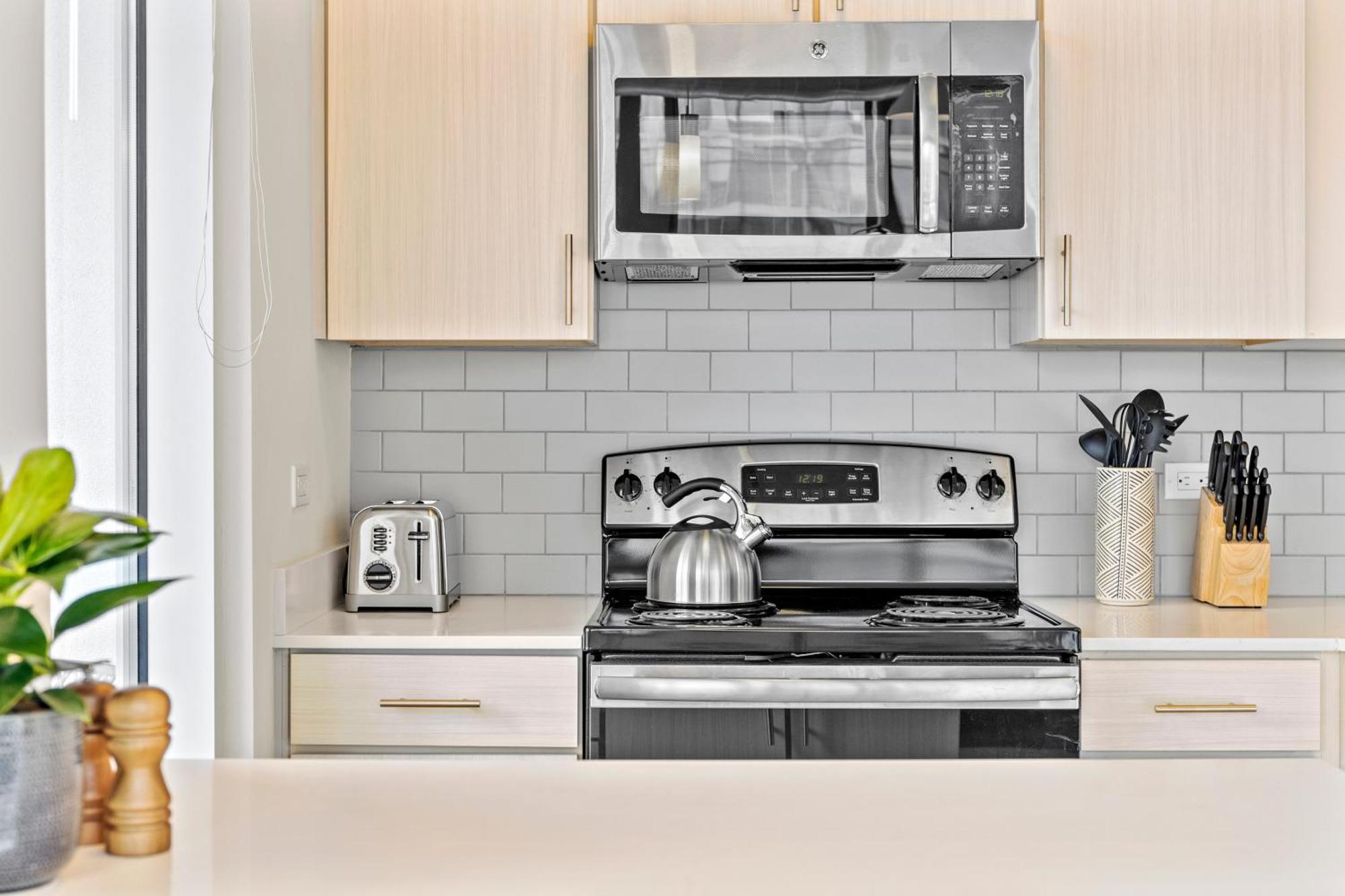 Placemakr Premier Sobro ناشفيل المظهر الخارجي الصورة A microwave oven above a stove